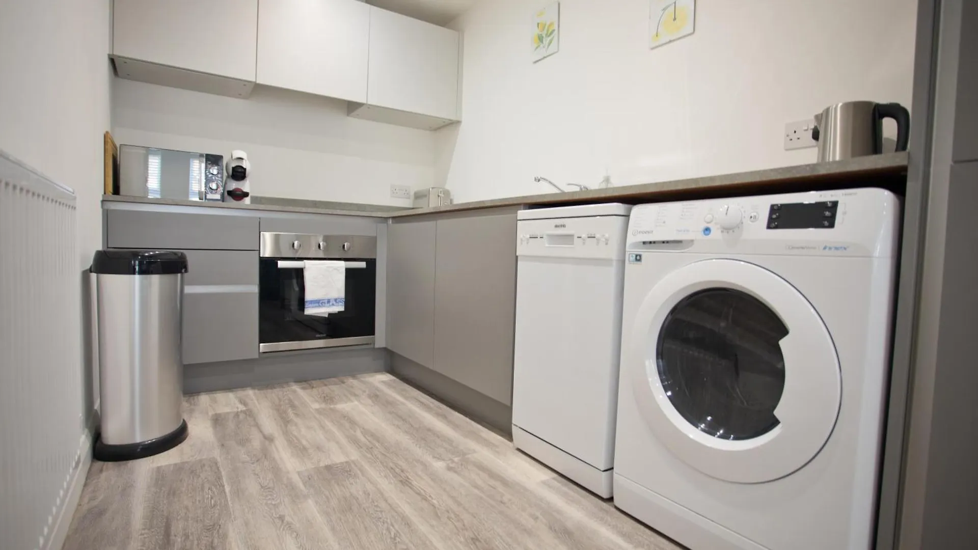 Sea Air - 2 Bedrooms - Parking - Mins To Beach location